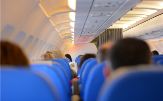 吉祥航空一安全员将乘客遗落手机带回家 当事人：已被公司劝退！