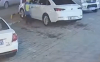 10岁小学生见路旁车没锁直接开走 一脚油搞定：车技让网友点赞！