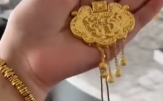 被人惦记的感觉真好！丈夫送妻子长命百岁黄金锁求辅导孩子别发脾气