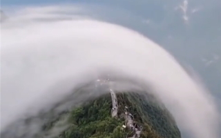 六盘水老王山出现罕见云瀑 网友：行云流水具象化！