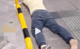 因饭菜太辣男子脑袋发昏趴地上休息 网友：这一刻辣晕具象化了！