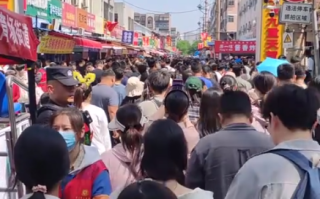 五一首日 淄博八大局人潮汹涌 具体怎么回事