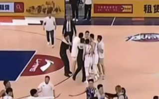 CBA“京沪大战”比赛末节爆发激烈冲突 场面混乱！