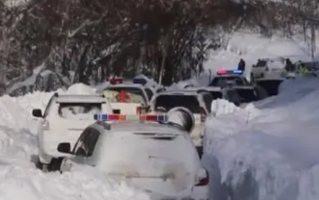 新疆1558名因雪崩滞留旅客离开景区 目前仍实行全线双向交通管制！