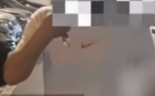 开豪车男子踢翻外卖小哥电动车 嚣张扬言:“给我拍清楚，你够不够像素?”