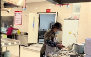 真不是作秀！刘强东母亲在京东食堂煮饺子 回应网友每天都来 ！