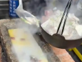 餐馆上新石槽火锅被调侃像猪食槽 店家：经过抛光打磨 卫生安全没问题 ！