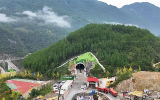 下穿4A级景区！西渝高铁大象洞隧道顺利贯通！