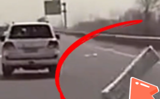 飞来横财！司机高速上掉了80万元银子 后车被砸！