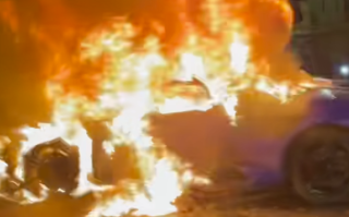 不止电车会起火 成都一兰博基尼撞上绿化带后自燃烧成空壳 !