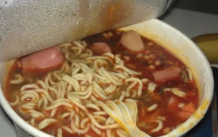 铁路上海局回应虹桥站不卖方便面：方便面属于可能严重影响列车环境卫生的食品！