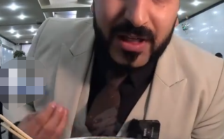 伊拉克博主郑州吃面不断被“投喂”几度感动落泪 直言:“中国给我一个温暖的家!”