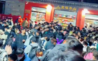 五一人从众：夜爬泰山走不动道！