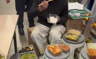 李国庆晒吃饭视频：一个人吃10个菜 网友迷茫了！