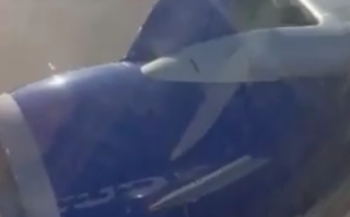 美国一波音737客机起飞时发动机罩脱落 紧急返航降落！