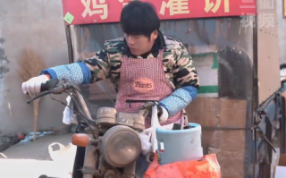 坐拥300万粉丝后还在烙灌饼 “粥饼伦”：感觉我和周杰伦长得不像！