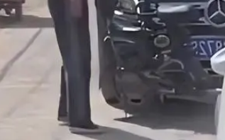 女子猛砸奔驰车称其压到自家蒜苗 4S店定损三万七！