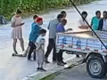 女子误将乙醇当汽油加入油箱 男子为验证点燃乙醇引发爆燃！