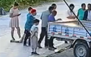 女子误将乙醇当汽油加入油箱 男子为验证点燃乙醇引发爆燃！