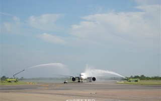 2万公里全球最长单程航线完成首航：“水门仪式”接风洗尘 ！