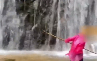 大爷瀑布下帮捞无人机游客心疼大喊不要了 曾帮不少游客捞过手机!