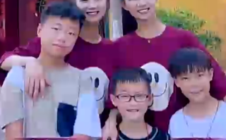 双胞姐妹失散多年留着一样的发型 给儿子取名竟也一样！