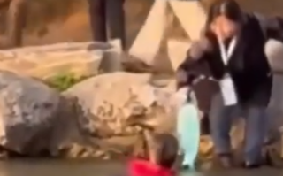 江西公园中一名儿童不幸落水 好心人用滑板车救回落水孩子！