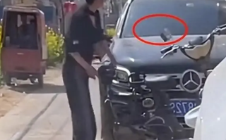 奔驰车轧蒜苗被砸定损三万七 车主回应：我赔蒜苗，她该咋赔咋赔！