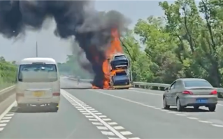 一车问界新车高速路上起火 物流公司回应：运输卡车刹车抱死引起！