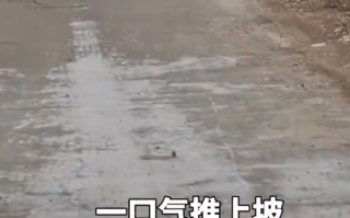 男孩雨中帮老奶奶推三轮车上坡 回来向爸爸炫耀：“我力气大呢”！