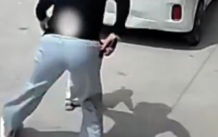 男孩把硬币塞进电车充电口被电 手指瞬间烧黑!