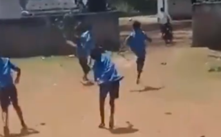 忍无可忍！印度学生扔鞋赶走醉酒老师