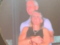 CEO和女高管演唱会亲密互动被投屏 当事人道歉 马斯克回复笑哭了！