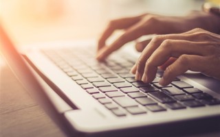 委员建议每周休2.5天：周五下午放假 ！