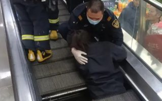 女子下半身被卷入扶梯 家属发声：超市已垫付全部治疗费用！