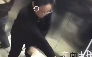 一手拽一个！95后女警眼神杀瞬间吓懵2名嫌疑人