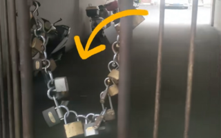 小区大门挂29把锁火了 居民:防外来车辆抢车位 各开各的锁! 小区大门挂29把锁火了 居民:防外来车辆抢车位 各开各的锁!