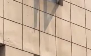 女子用花洒在楼上参与泼水节 网友：你要这样，我可带沐浴露了啊！