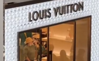 日元贬值 买啥都觉得便宜 日本LV店里都是中国人！