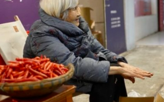 重庆一火锅店来了位87岁的服务员：觉得自己是有价值的 非常开心！