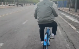 男子骑共享单车 没座椅只剩管 悬空骑绝技惊到网友！