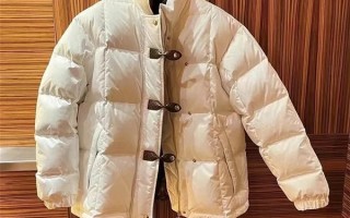 男子坐网约车时羽绒服突然“爆炸”：车里全是羽绒 ！