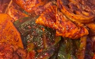 天水麻辣烫爆火 快递员日发千斤辣椒感到自豪！