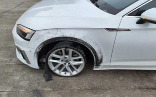 女子高速上奥迪车开到只剩轮毂 轮胎在飞：无视故障灯 网友感慨狠人!