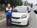 燃油机动车上悬挂“电D”老头乐号牌 一查还是无证驾驶！