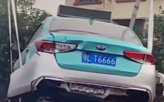 老马失蹄！尾号6666出租车溜车坠河：司机停车未拉手刹!