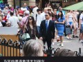 网友在马耳他偶遇刘强东夫妇 牵手逛街很恩爱 打扮显眼被认出！