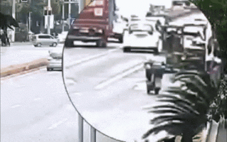 外卖小哥赶时间 1个路口10秒4项违法！