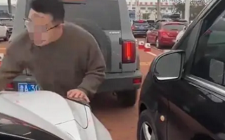 奇瑞被奔驰男砸引擎盖原视频公布 网红“五莲徐八月”致歉!