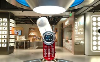 男子定制2米高摩托罗拉手机：精准还原V70 可正常通话 !